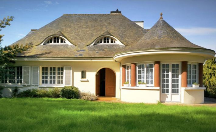 Main Photo of a 5 bedroom  House for sale