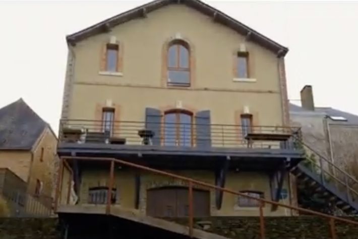 Main Photo of a 6 bedroom  House for sale