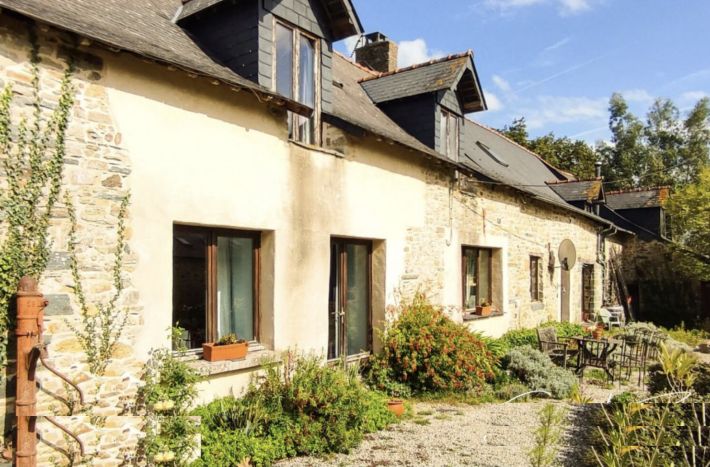 Detached Country House with Outbuildings and Land