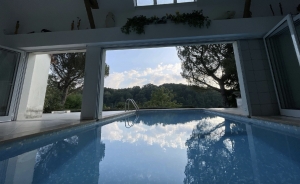 Lakeside Property with Swimming Pool and Views