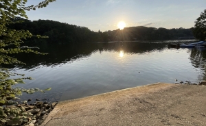 Lakeside Property with Swimming Pool and Views