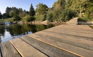 Lakeside Property with Swimming Pool and Views