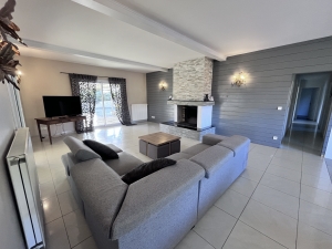 Detached House with Swimming Pool