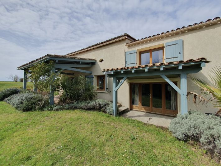 Detached Country House with Pool and Open Views