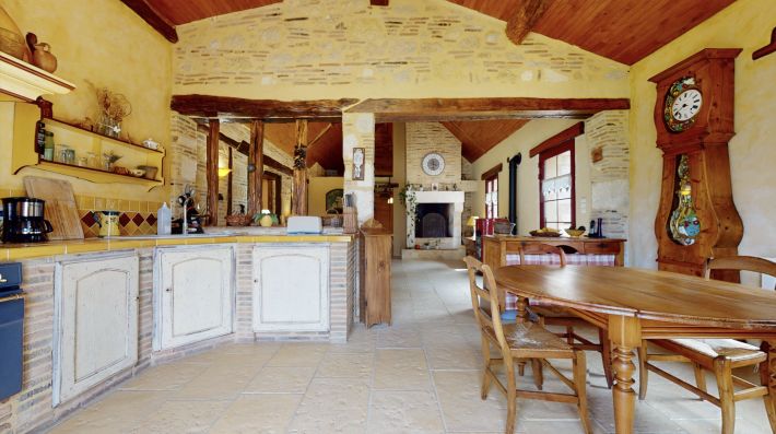 Detached Country House with Swimming Pool