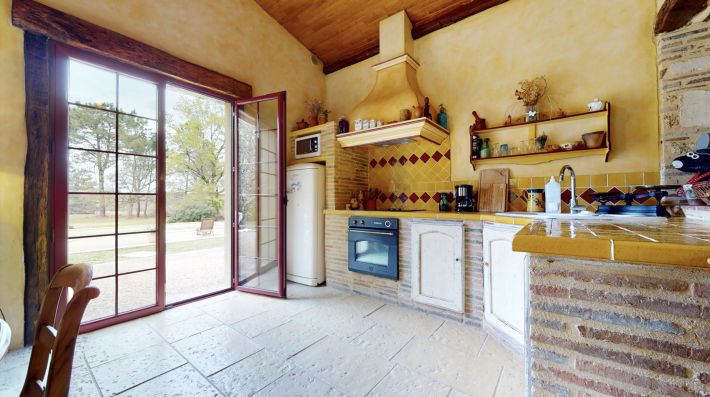 Detached Country House with Swimming Pool
