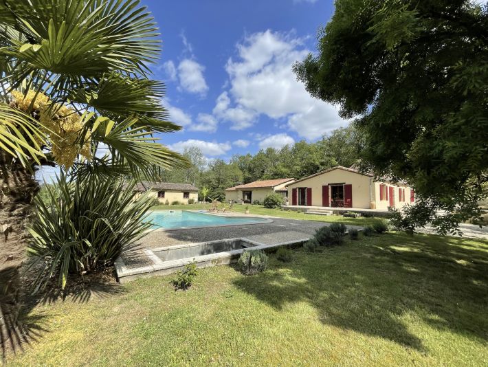 Detached Country House with Swimming Pool