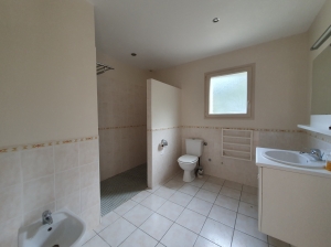 Detached Country House with Swimming Pool and Landscaped Garden