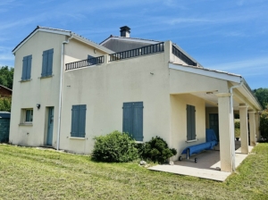 Detached Country House with Swimming Pool and Landscaped Garden