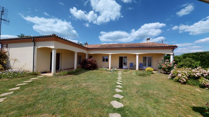 Contemporary Detached House with Swimming Pool