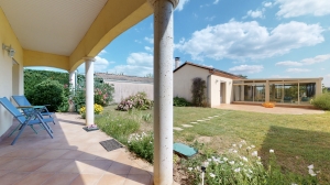 Contemporary Detached House with Swimming Pool