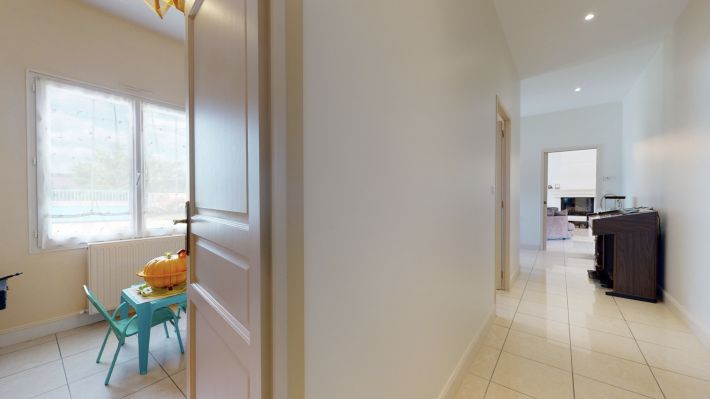 Contemporary Detached House with Swimming Pool