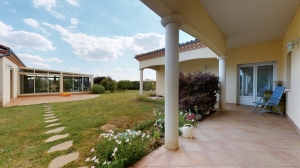Contemporary Detached House with Swimming Pool