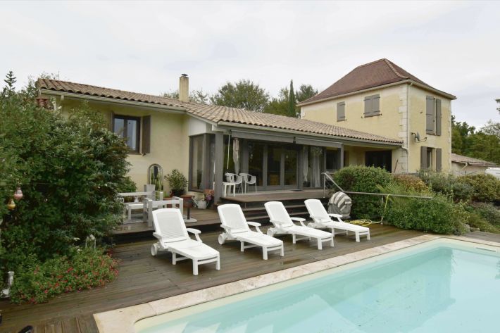 Detached Country House with Swimming Pool and Landscaped Garden