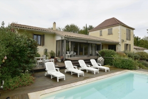 Detached Country House with Swimming Pool and Landscaped Garden