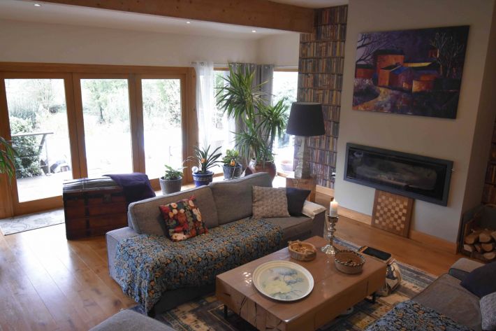Detached Country House with Swimming Pool and Landscaped Garden