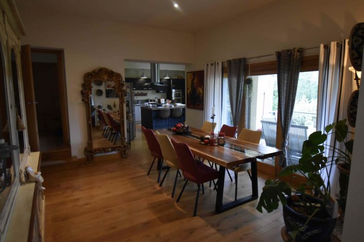 Detached Country House with Swimming Pool and Landscaped Garden
