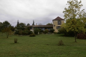 Detached Country House with Swimming Pool and Landscaped Garden