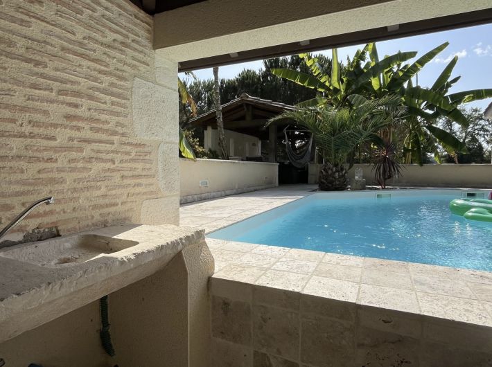 Contemporary Detached House with Pool