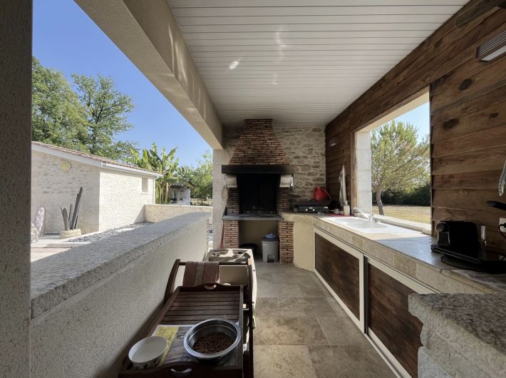 Contemporary Detached House with Pool