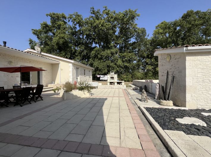 Contemporary Detached House with Pool