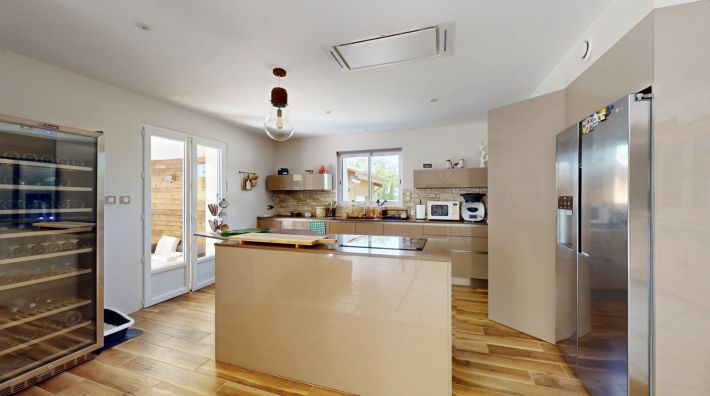 Contemporary Detached House with Pool