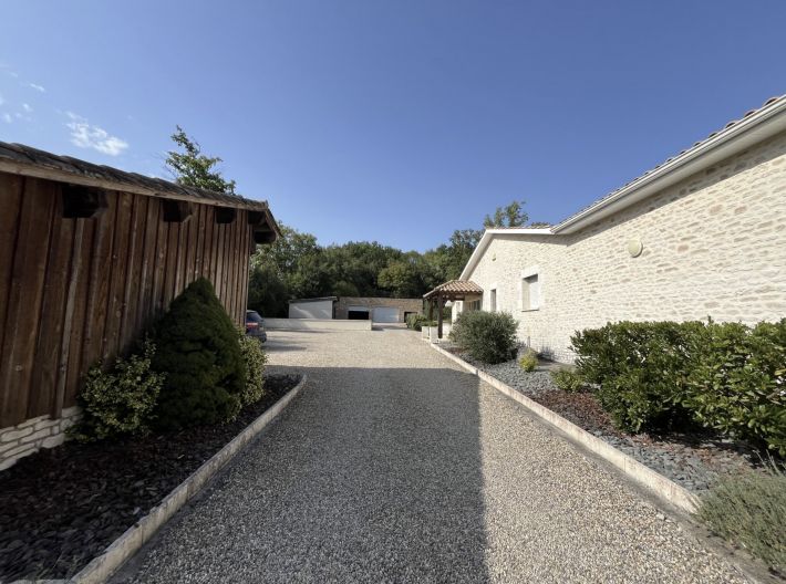Contemporary Detached House with Pool