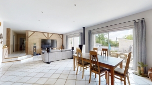 Contemporary Detached House with Pool