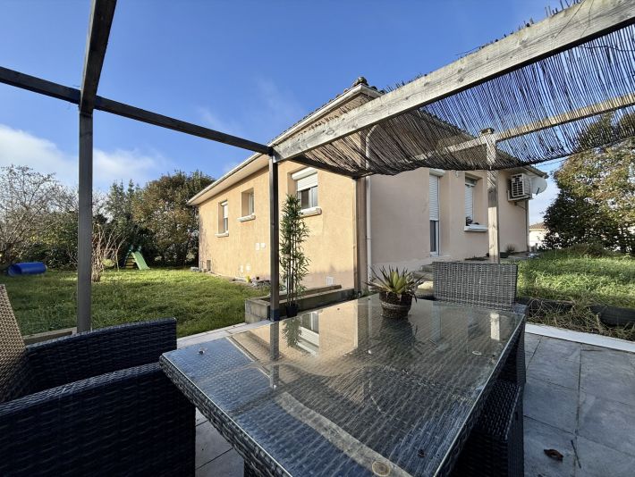 Modern Detached House with Garden