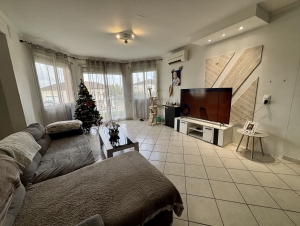 Modern Detached House with Garden