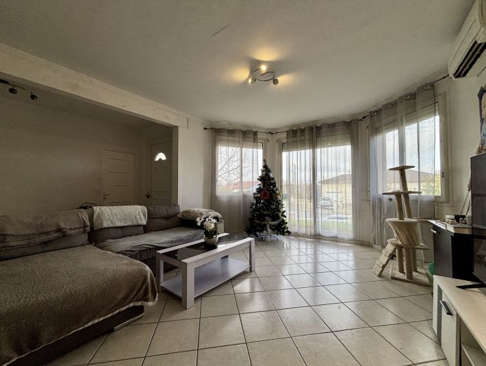 Modern Detached House with Garden