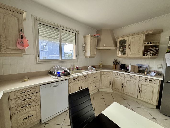 Modern Detached House with Garden