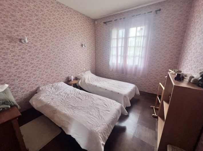 Detached Bungalow with Garden, Great Location