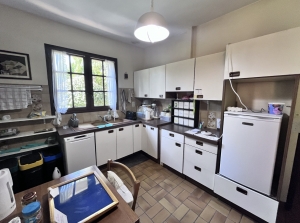 Detached Bungalow with Garden, Great Location