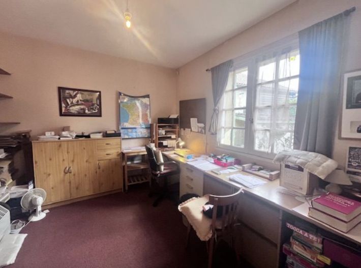 Detached Bungalow with Garden, Great Location