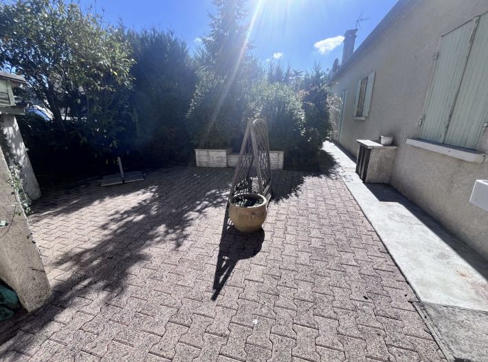 Detached Bungalow with Garden, Great Location