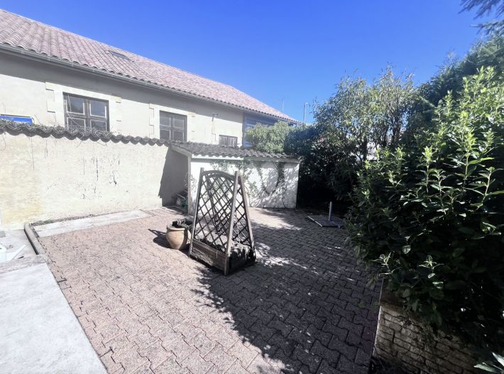 Detached Bungalow with Garden, Great Location