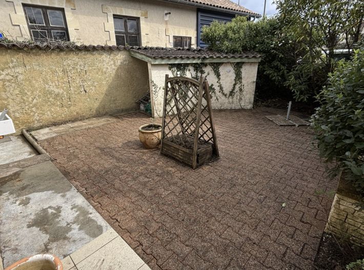 Detached Bungalow with Garden, Great Location