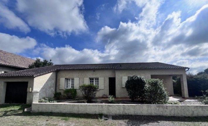 Detached Bungalow with Garden, Great Location