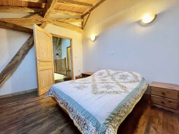 Detached Villa with Pool and Landscaped Garden