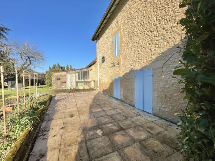 Detached Villa with Pool and Landscaped Garden