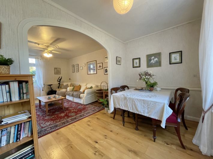 Detached Villa with Pool and Landscaped Garden