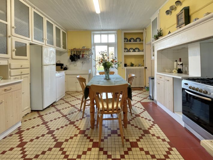 Detached Villa with Pool and Landscaped Garden