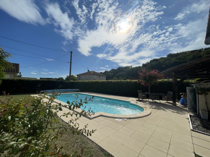 Detached Villa with Pool and Landscaped Garden