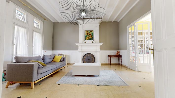 Prestige Property with Pool in Superb Location