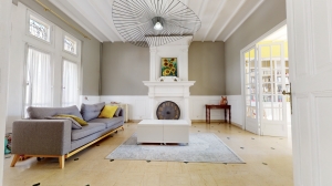 Prestige Property with Pool in Superb Location
