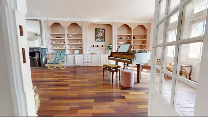 Prestige Property with Pool in Superb Location