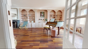 Prestige Property with Pool in Superb Location
