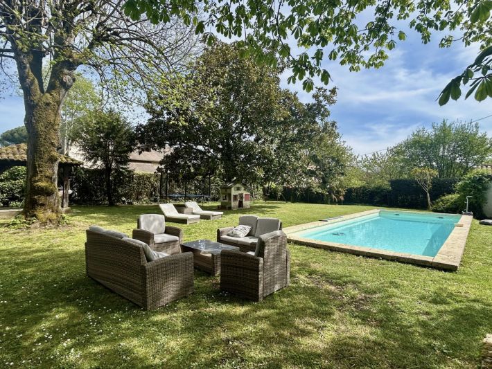 Detached House with Lovely Swimming Pool