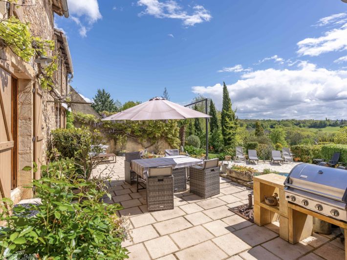 Detached Country House with Open View snd Pool